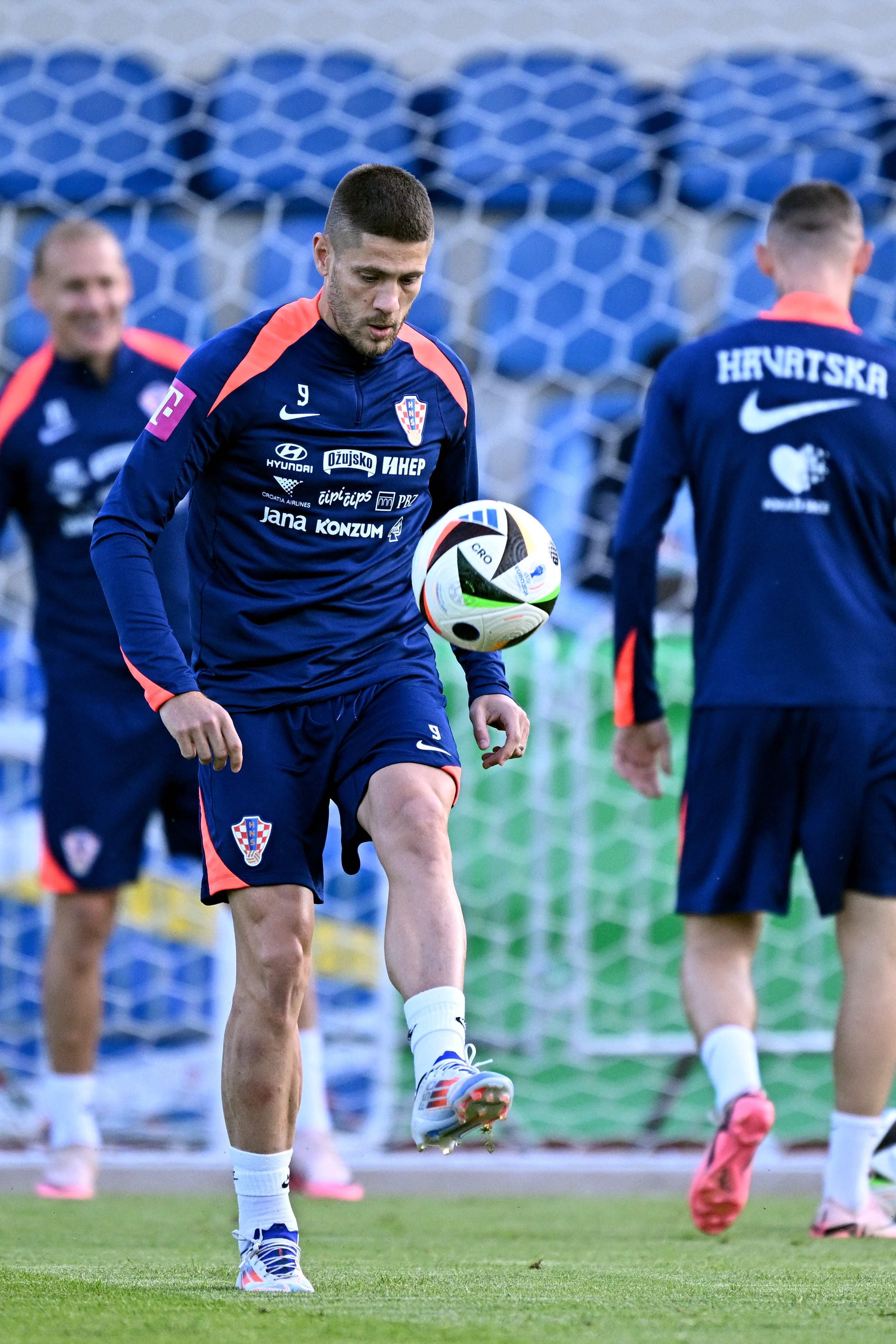 球员在欧锦赛预选赛中展现灵巧脚法,气势如虹 球员在欧锦赛预选赛中展现灵巧脚法,气势如虹