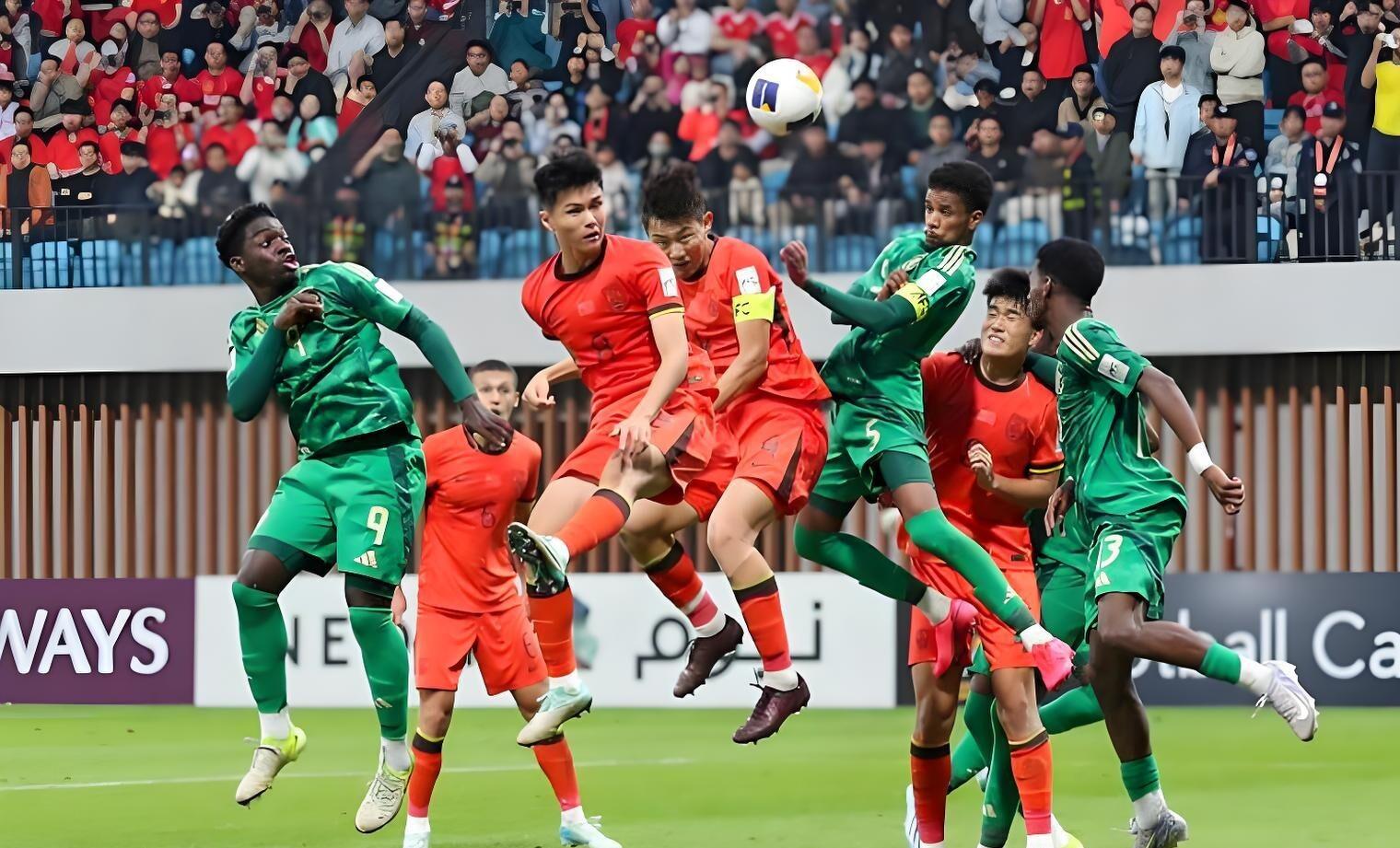 亚洲足球联赛的激烈对抗持续进行,掌声雷动 亚洲足球联赛的激烈对抗持续进行,掌声雷动