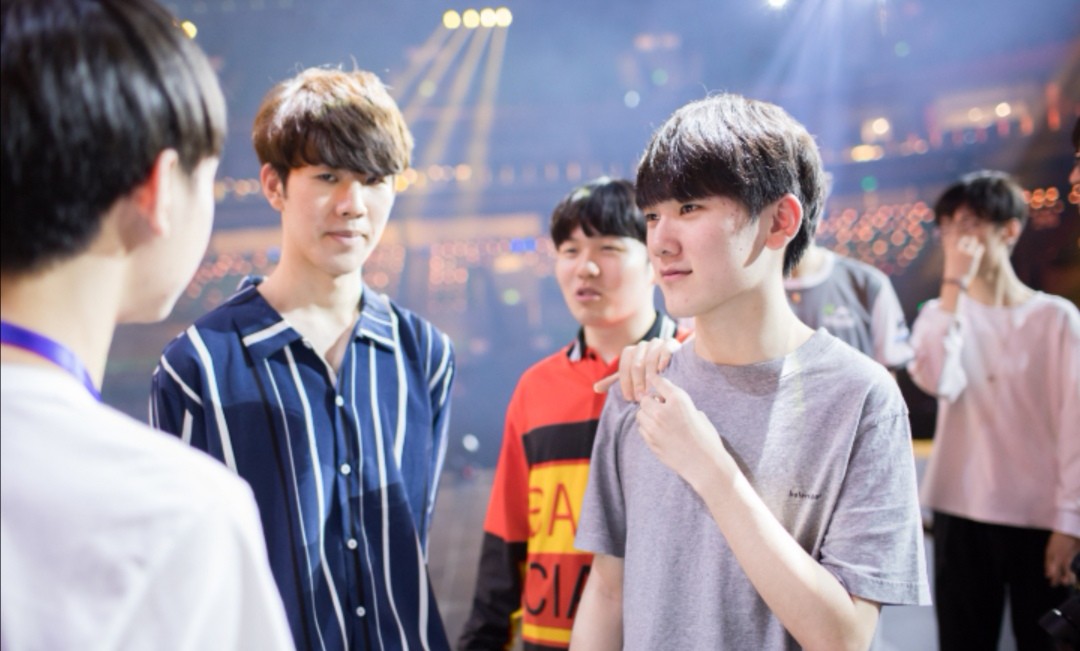 C9血洗GEN,Caps团战一打五焦点之战半决赛,技惊四座 C9血洗GEN,Caps团战一打五焦点之战半决赛,技惊四座